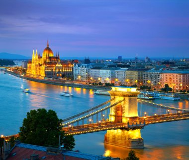 Budapeşte, Macaristan. Zincir köprü ve Parlamentosu. HDR