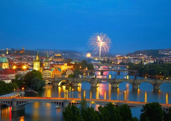 Praha po západu slunce s ohňostrojem — Stock fotografie