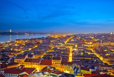 Güneş battıktan sonra Portekiz'de Lizbon Cityscape
