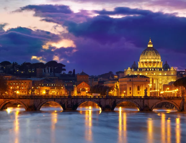 Basílica de San Pedro en Roma, Italia. Vista nocturna después del atardecer —  Fotos de Stock