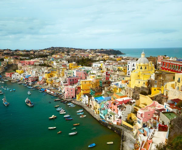 Vista al villaggio di pescatori sull'isola di Procida vicino a Napoli, i — Foto Stock