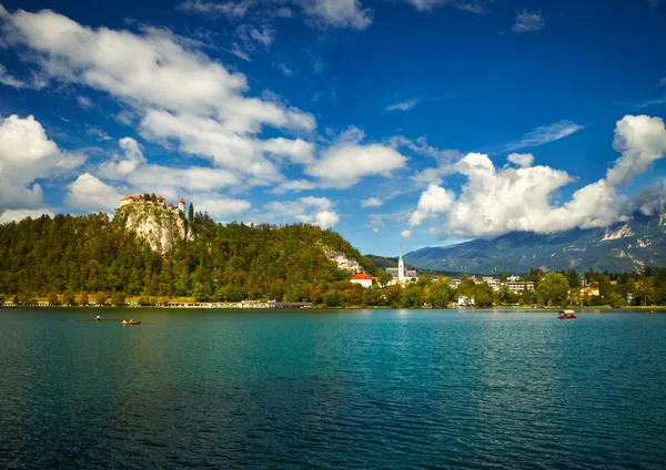 Blödde sjön landskap med berg, Slovenien — Stockfoto