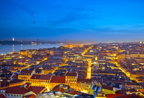 Güneş battıktan sonra Portekiz'de Lizbon Cityscape — Stok fotoğraf