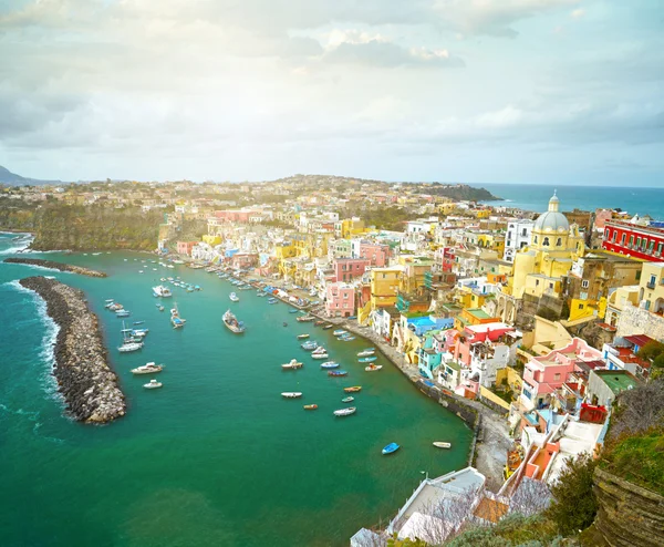 Vista al villaggio di pescatori sull'isola di Procida vicino a Napoli, i — Foto Stock