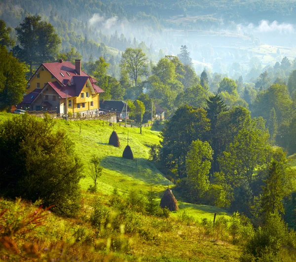 Casa tra le montagne nebbiose. Carpazio, Ucraina . — Foto Stock