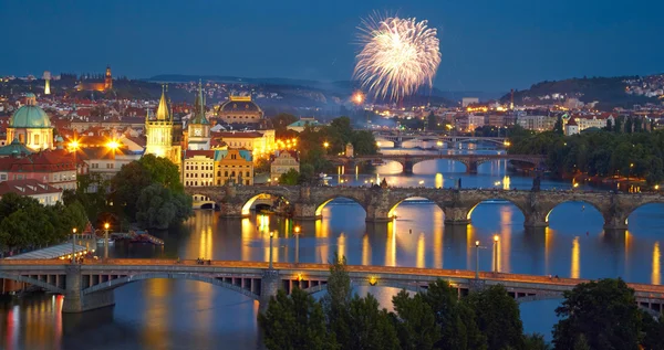 Panorama Prahy po západu slunce s ohňostrojem — Stock fotografie