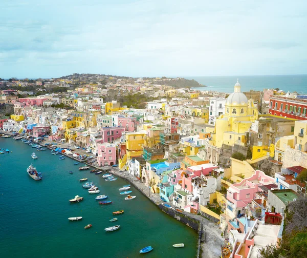 Vista al pueblo de fishermanns en la isla Procida cerca de Nápoles, i — Foto de Stock