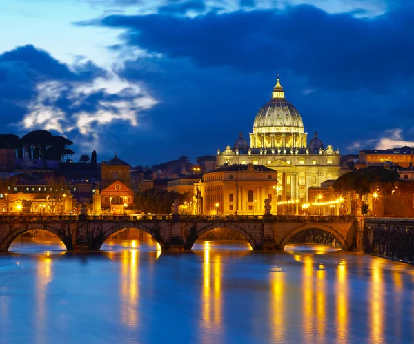 Basilika Santo Petrus di Roma, Italia. Tampilan malam setelah matahari terbenam — Stok Foto