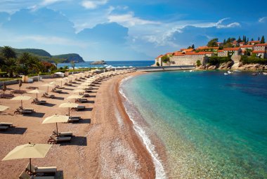 Beach yakınındaki adanın sveti stefan. Karadağ