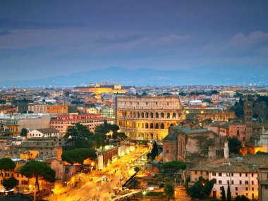 Citylights ile sunse sonra Roma Colosseum