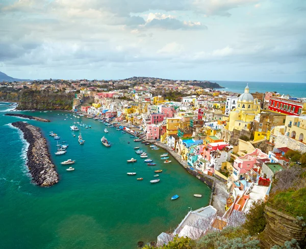 Vista al villaggio di pescatori sull'isola di Procida vicino a Napoli, i — Foto Stock