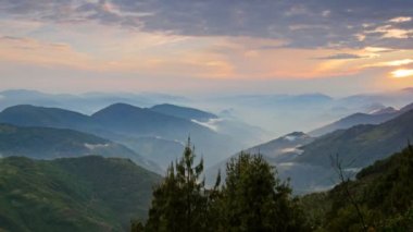 Timelapse sisli Himalaya dağ güneş battıktan sonra. Nepal, Langtang Milli Parkı
