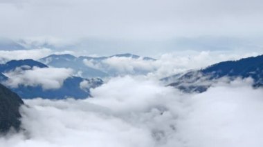 Timelapse sisli Himalaya Dağları. Nepal