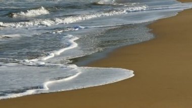 Kumlu sahilde dalgalar. Ağır çekim