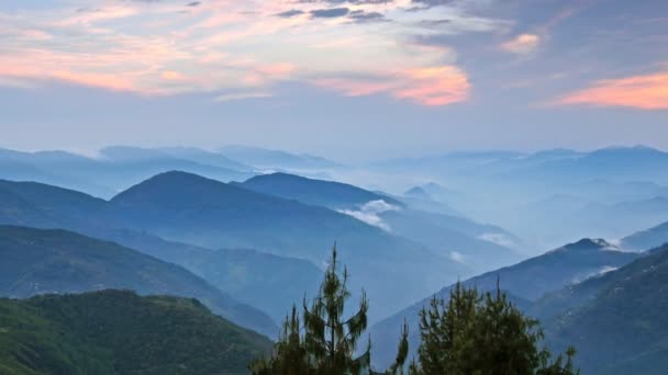 Timelapse mlhavé Himaláje hory po západu slunce. Nepál, národní park Langtang — Stock video