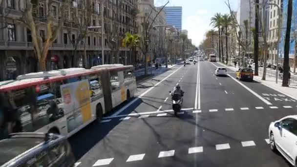 Punto de vista de un turista. Montar en un autobús turístico por el centro de Barcelona . — Vídeo de stock