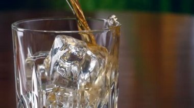 Bir scotch viski buzlu cam içine dökme