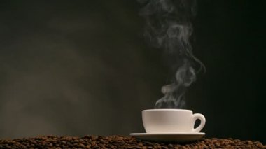 Arka planda bir fincan kahve.