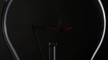 siyah arka plan üzerinde ampul.