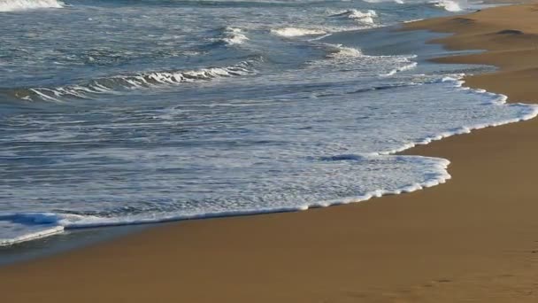 Ondas na praia de areia. Movimento lento — Vídeo de Stock