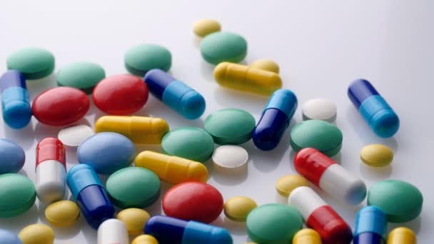 Gros plan sur les pilules. Fond blanc. Caméra coulissante 