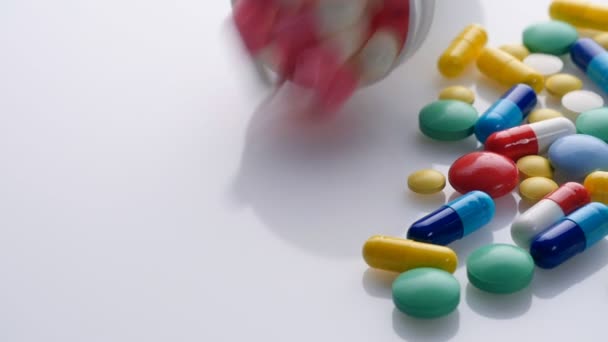 Gros plan sur les pilules. Fond blanc. Caméra coulissante 
