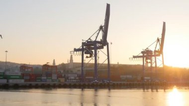 Haydarpaşa konteyner Terminal gündoğumu ışıklarda su taraftan
