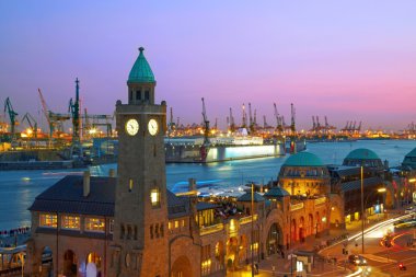 Hamburg limanının sonra günbatımı, Almanya