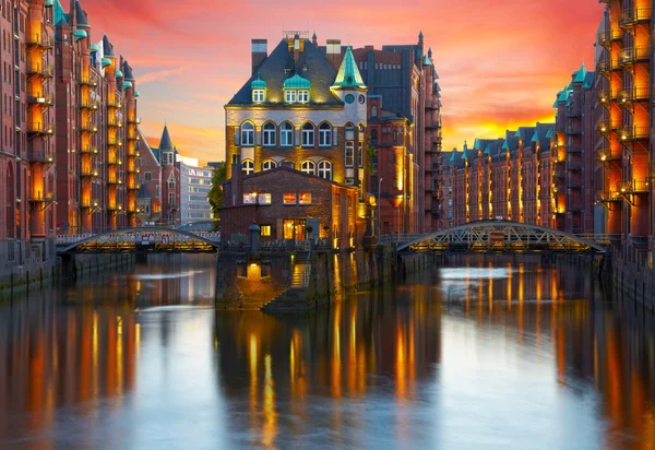 Velho Speicherstadt em Hamburgo iluminado à noite. Pôr-do-sol — Fotografia de Stock