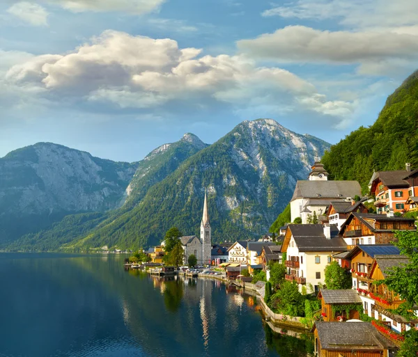 Hallstatt település és alpesi tó reggeli fények. Osztrák — Stock Fotó