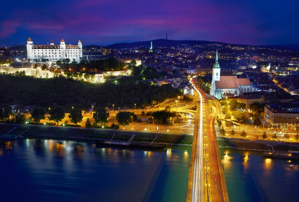 Vista aérea de Bratislava após o pôr do sol, Eslováquia — Fotografia de Stock