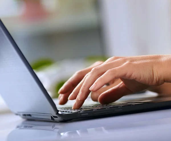 Mujer manos escribiendo en el ordenador portátil —  Fotos de Stock