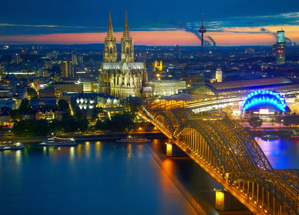 Köprü ve Köln, Almanya'nın eski Katedrali — Stok fotoğraf
