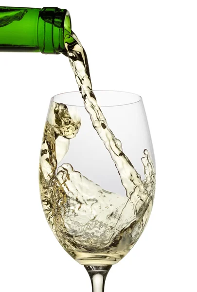 Beyaz şarap bardağa dökülüyor. — Stok fotoğraf