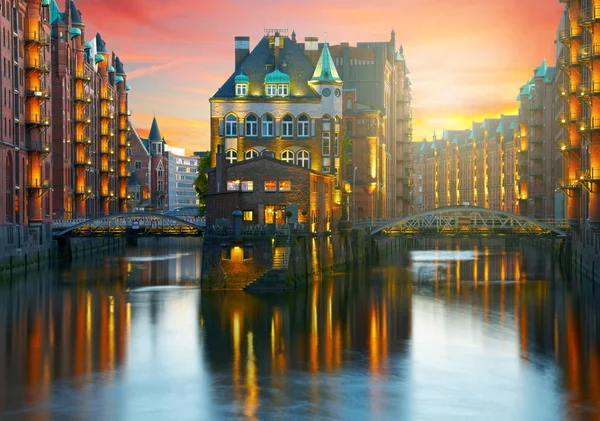 Velho Speicherstadt em Hamburgo iluminado à noite. Pôr-do-sol — Fotografia de Stock