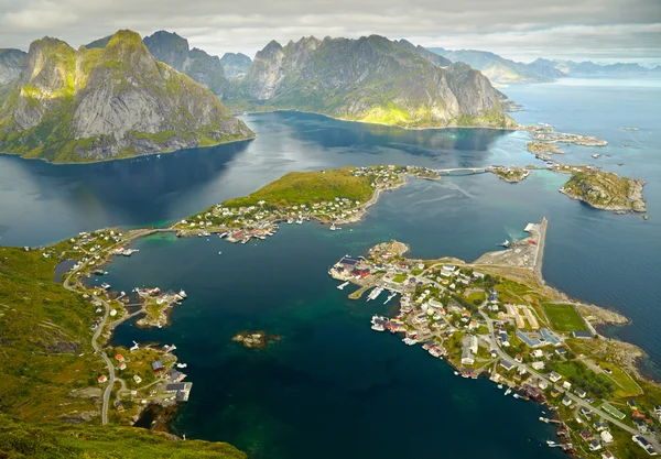 Reine, Noruega. Vila piscatória na ilha de Moskenesoya. Veículo aéreo — Fotografia de Stock