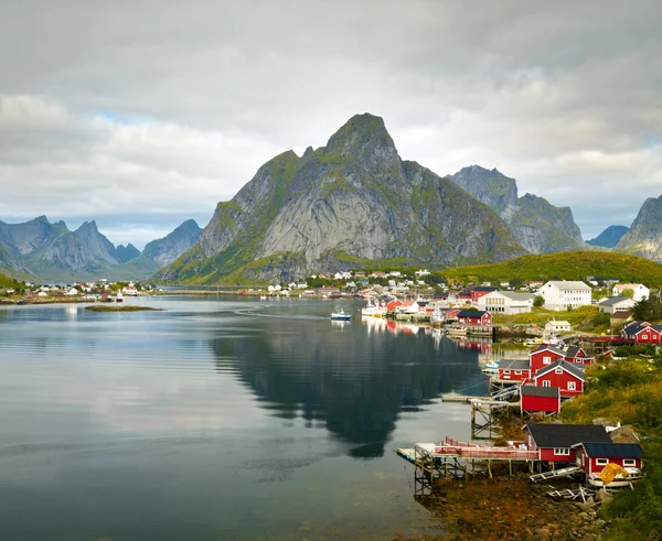 Reine halászfalu. Lofoten-szigetek, Norvégia — Stock Fotó