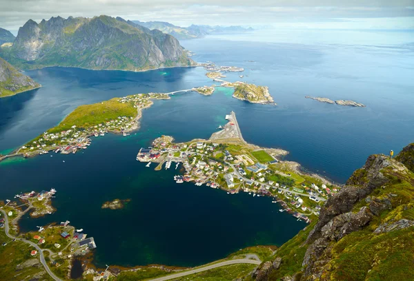 Reine, Noruega. Vila piscatória na ilha de Moskenesoya. Veículo aéreo — Fotografia de Stock