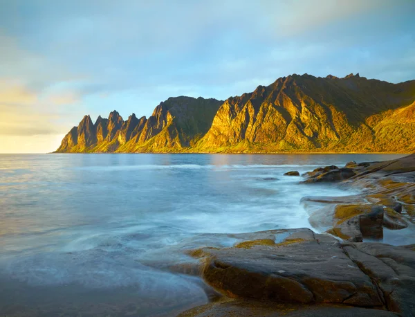 Pieken van de Okshornan berg in zonsondergang lichten. Senja eiland, — Stockfoto