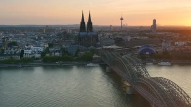 Katedral ve Hohenzollern köprü. Köln, Almanya. UHD, 4k