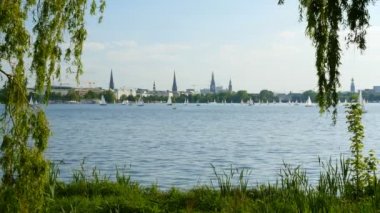 Hamburg Alster Gölü manzarası. UHD, 4k