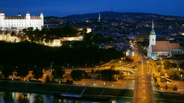 Noční pohled na starý hrad a staré město. Bratislava, Slovensko.