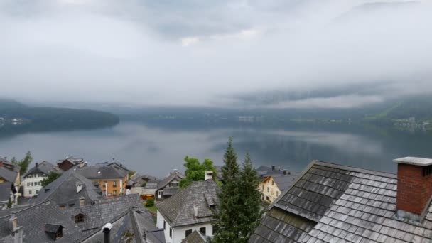 Ομίχλη το πρωί σε Χάλστατ - ομορφιά των Άλπεων. Αυστρία — Αρχείο Βίντεο