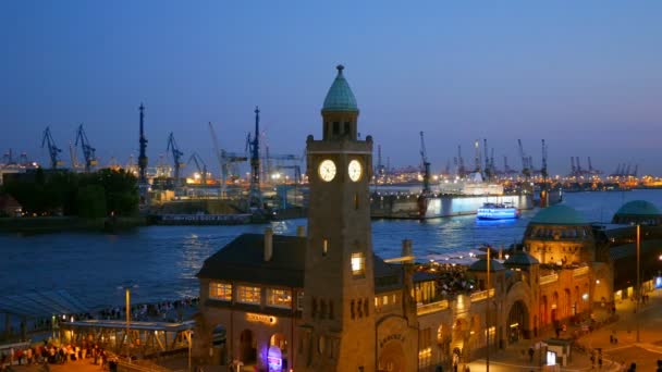 Veduta del porto di Amburgo dopo il tramonto, Germania — Video Stock