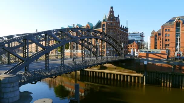 Hamburg Speicherstadt en Hafencity district ochtend lichten — Stockvideo