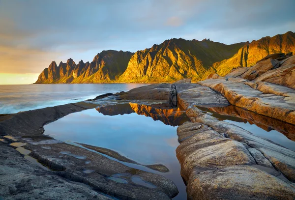 Pieken van de Okshornan berg in zonsondergang lichten. Senja eiland, — Stockfoto