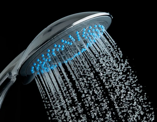 Sprchový kout s tekoucí vodou na černém pozadí — Stock fotografie