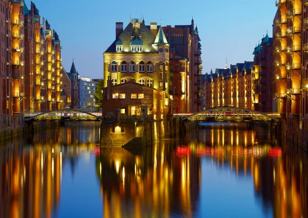 Παλιά Speicherstadt στο Αμβούργο φωτίζεται τη νύχτα. Ηλιοβασίλεμα έκφραση — Φωτογραφία Αρχείου