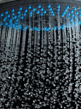 Siyah arka plan üzerinde akan su ile duş