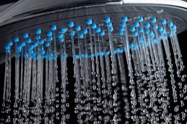 Siyah arka plan üzerinde akan su ile duş